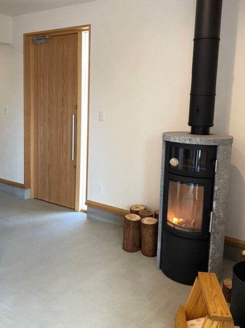 玄関ドアと内装建具 共栄木工